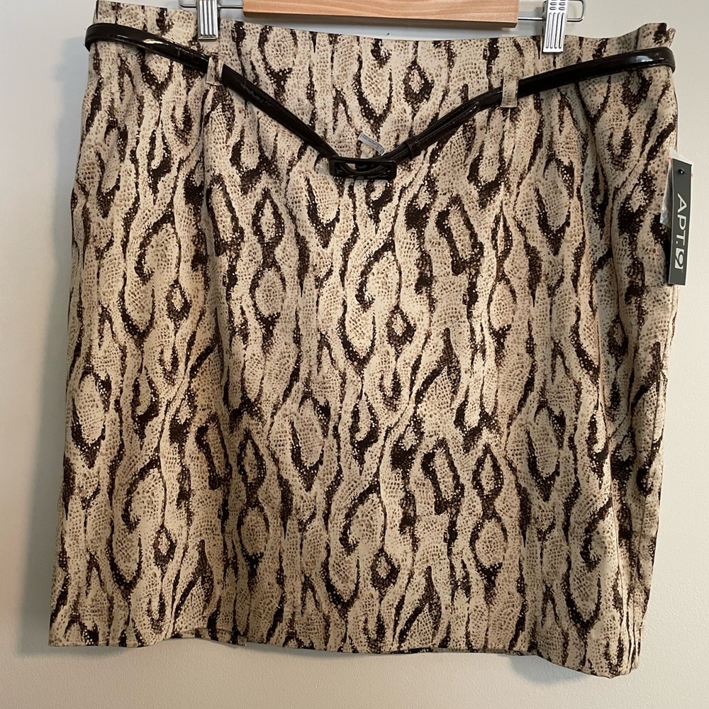 Apt. 9 Women’s NWT 18 Brown Lined Skirt W/Side Zipper & Slit at Hem. W-36” L-20”